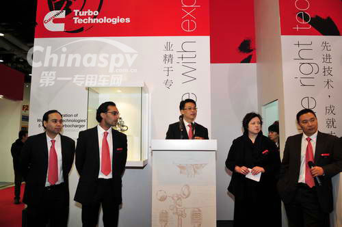 領導團隊在答記者問