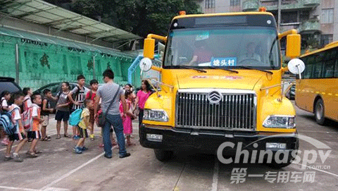 孩子們井然有序乘坐校車