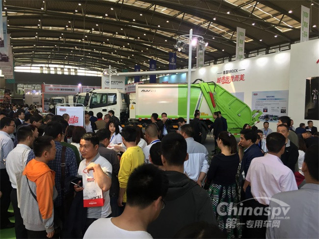 熱情的參會(huì)代表在福田普羅科展臺(tái)前