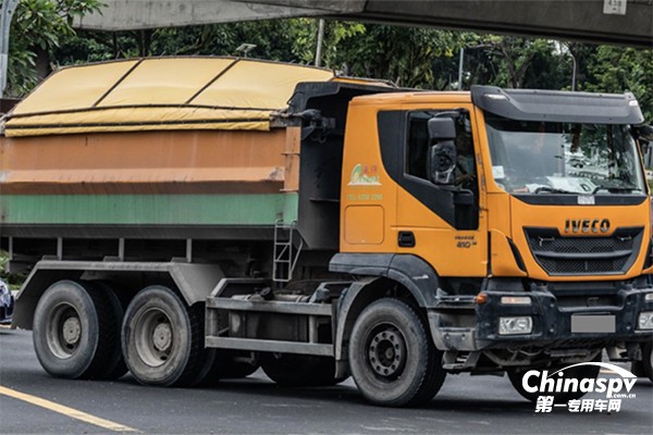 依維柯工程特種車型 新加坡實拍依維柯Trakker危險品運(yùn)輸車