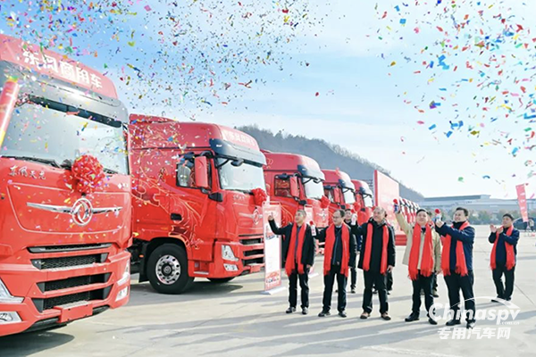 整車一體化事業(yè)加速！東風(fēng)商用車批量交付倉柵式頭掛一體車