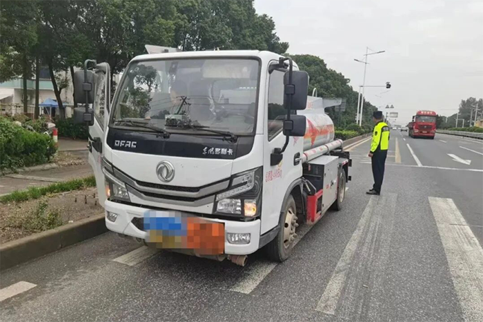 江陰查處一?；奋囕v未配備押運(yùn)員、未提供貨物運(yùn)單