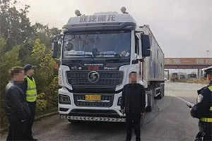 成都查獲一故意撕毀危險品運輸標志、違規(guī)運輸天然氣貨車