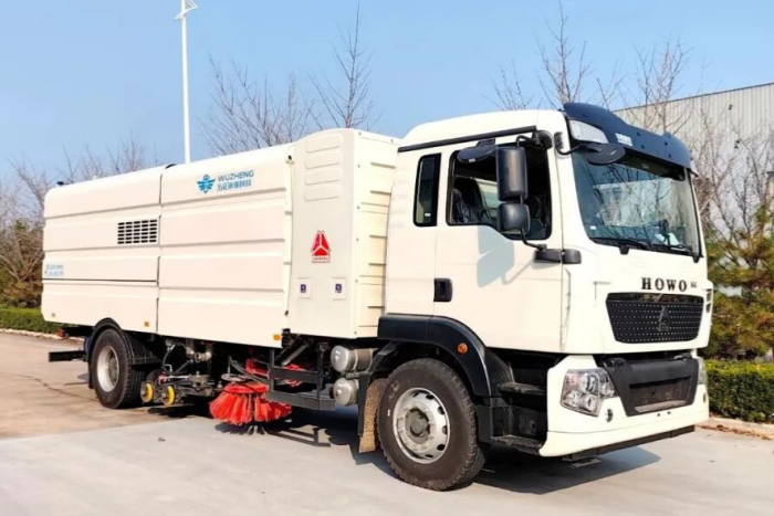 五征18噸純電動(dòng)洗掃車(chē)：超長(zhǎng)續(xù)航 全能潔凈，高效環(huán)衛(wèi)新標(biāo)準(zhǔn)！