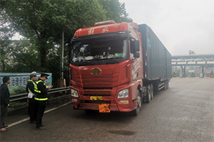 重慶查獲一危化品運(yùn)輸車(chē)未按規(guī)定制作運(yùn)單、擅自改裝車(chē)輛