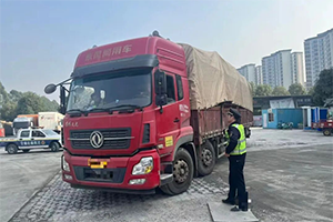 成都查獲一無證運20噸危險品+超限+報廢輪胎上路貨車