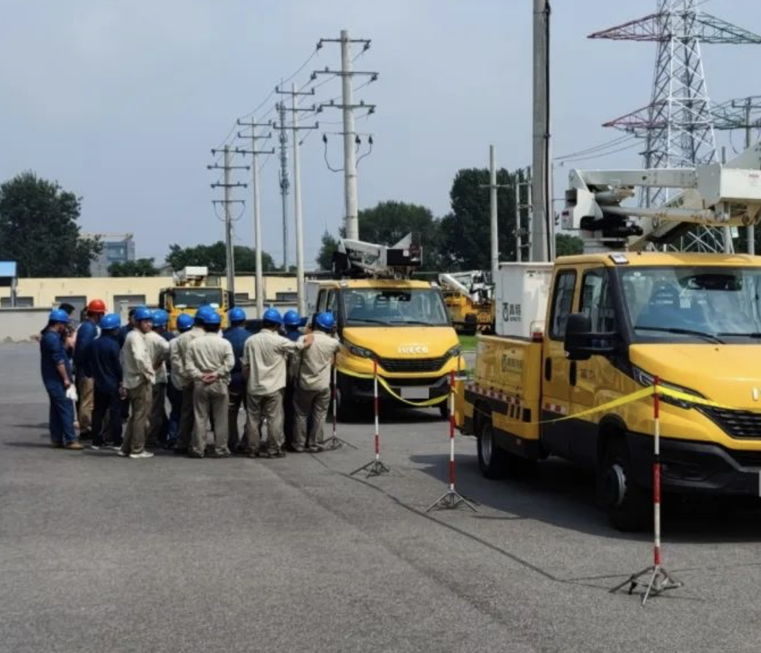 至誠服務，進口依維柯底盤青特牌無支腿絕緣斗臂高空作業(yè)車開展交車培訓