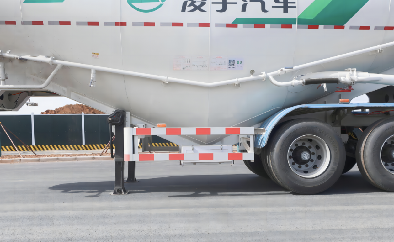 凌宇粉粒物料運(yùn)輸半掛車