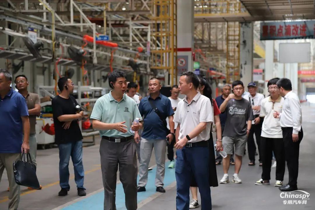 2024年8月15日，在蕪湖市發(fā)改委、市交通運(yùn)輸局、市運(yùn)管中心等部門的鼎力支持下，一場旨在促進(jìn)地方經(jīng)濟(jì)繁榮、深化制造與運(yùn)輸企業(yè)合作的交流會(huì)在聯(lián)合重卡舉行。