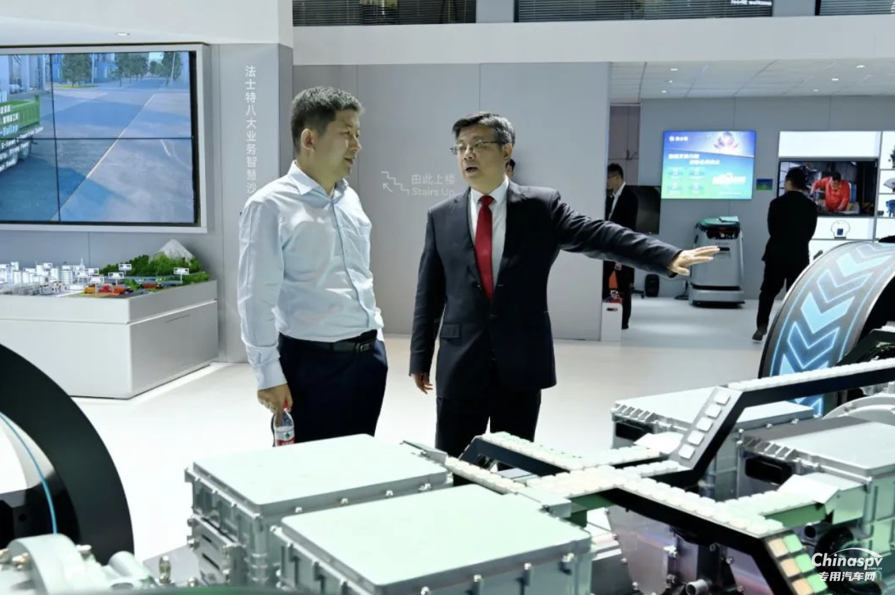 法士特董事長(zhǎng)馬旭耀在上海車(chē)展會(huì)見(jiàn)國(guó)內(nèi)外客商