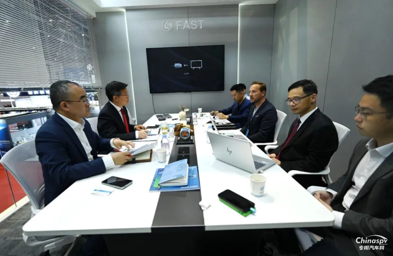 法士特董事長(zhǎng)馬旭耀在上海車(chē)展會(huì)見(jiàn)國(guó)內(nèi)外客商