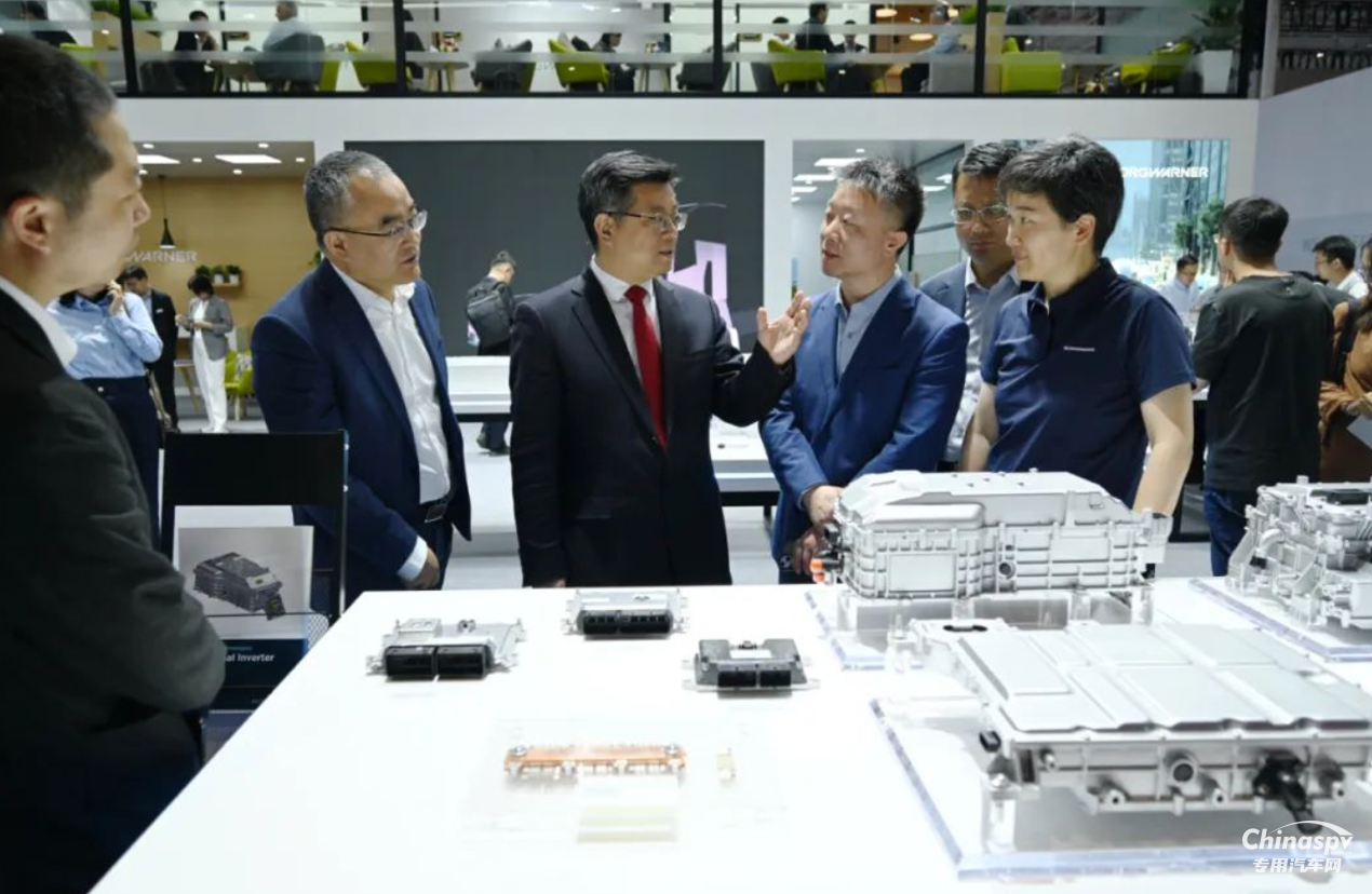 法士特董事長(zhǎng)馬旭耀在上海車(chē)展會(huì)見(jiàn)國(guó)內(nèi)外客商