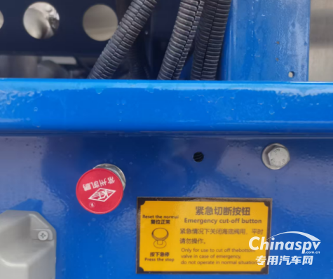 槽罐車是危險化學品專用物流運輸工具，根據(jù)HSE體系管理要求，承運人應落實好車輛出車前的安全檢查職責，以確保裝卸貨及配送環(huán)節(jié)安全風險可控。對于槽罐車的日常安全檢查，我們應該關注以下要點：