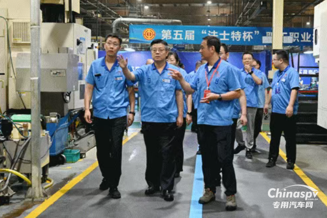 馬旭耀董事長深入“法士特杯”職工職業(yè)技能競賽現(xiàn)場指導(dǎo)工作