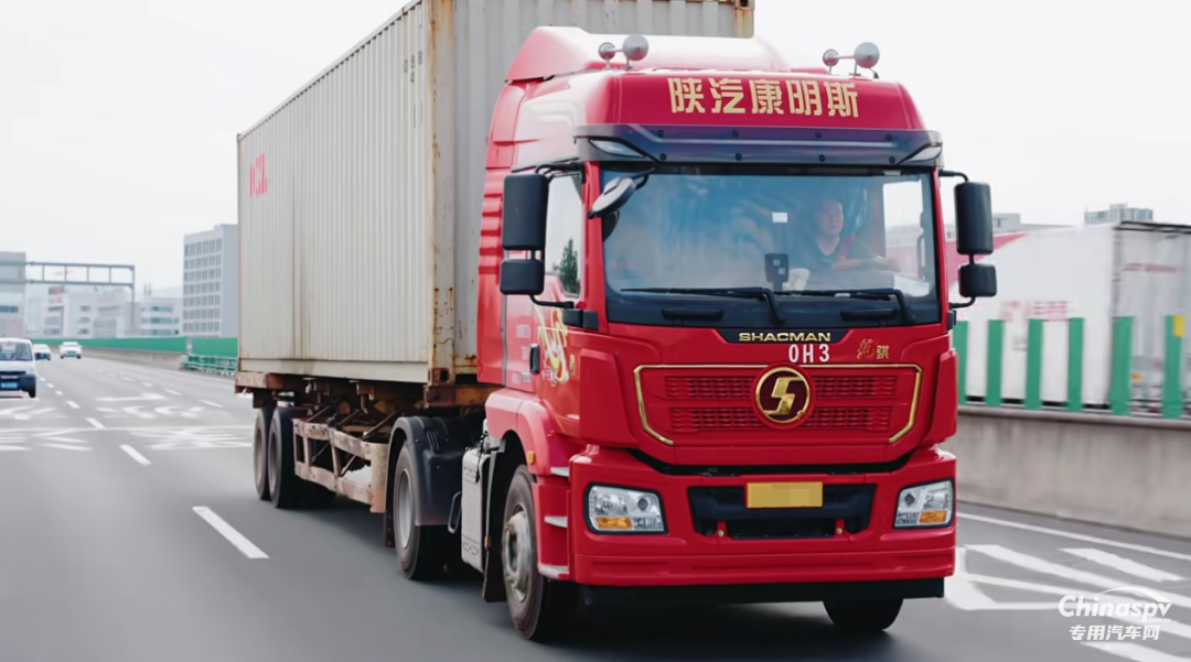 港口集裝箱運輸“效率標桿”，陜汽龍騏+康明斯發(fā)動機自帶加速創(chuàng)富節(jié)奏！