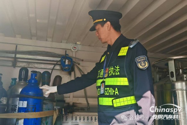 近日，北京市交通運(yùn)輸綜合執(zhí)法總隊(duì)（下稱總隊(duì)）六支隊(duì)集中組織開展危險(xiǎn)化學(xué)品運(yùn)輸車輛安全檢查行動(dòng)，以“嚴(yán)、細(xì)、實(shí)”的工作舉措，筑牢道路交通安全“防護(hù)網(wǎng)”。