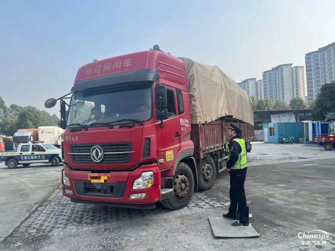 成都查獲一無證運(yùn)20噸危險(xiǎn)品+超限+報(bào)廢輪胎上路貨車