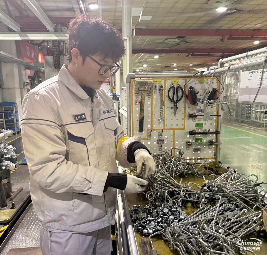 解放動(dòng)力：紅色引擎強(qiáng)動(dòng)能，黨員攻堅(jiān)勇爭(zhēng)先！