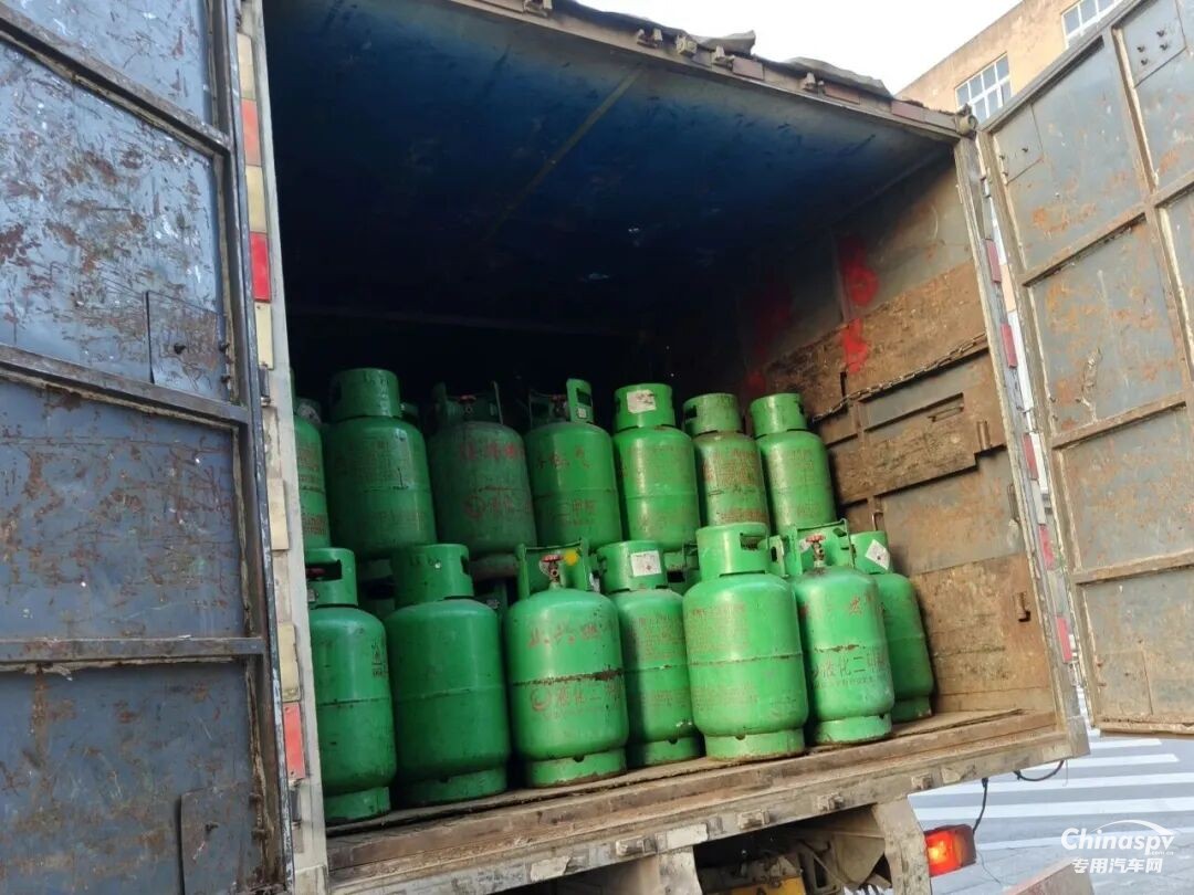 重慶查獲一廂式貨車裝載240罐廢舊液化氣罐