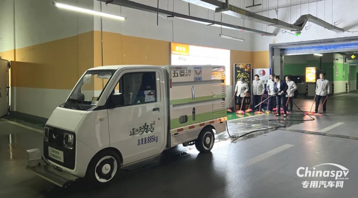 五菱小精靈純電動(dòng)路面養(yǎng)護(hù)車