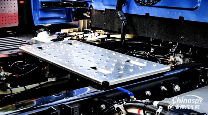 拉風(fēng)外形+高端內(nèi)核，江淮跨越V5閃耀武漢車(chē)展