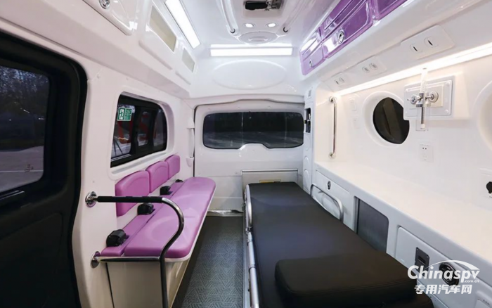 宇通奔馳威霆救護車，專業(yè)高效為生命護航！