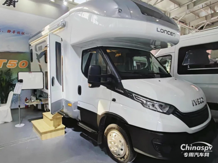 逛龍年首場(chǎng)房車展，選品質(zhì)高端進(jìn)口依維柯底盤房車