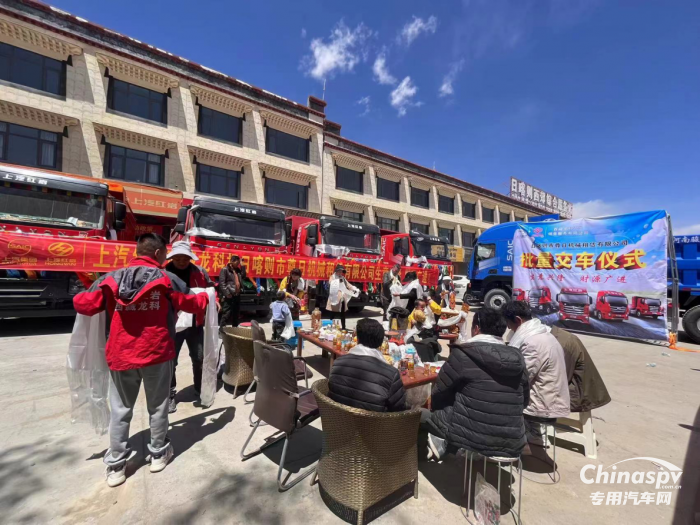 工程之王 馳騁高原 上汽紅巖杰獅C6自卸車批量交付日喀則老用戶